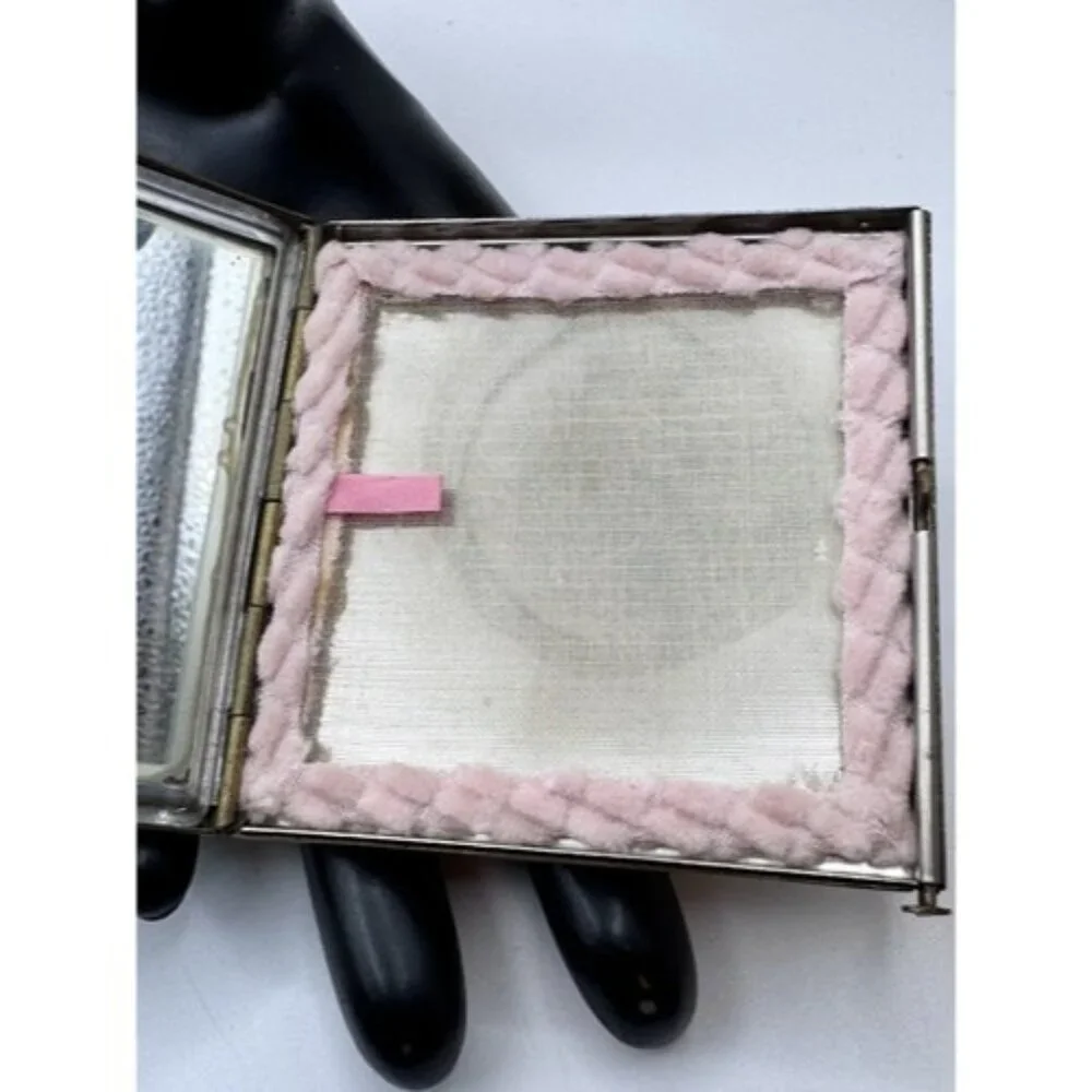 Vintage Brass Gold Tone Mirrored Powder Compact Wi this vintage